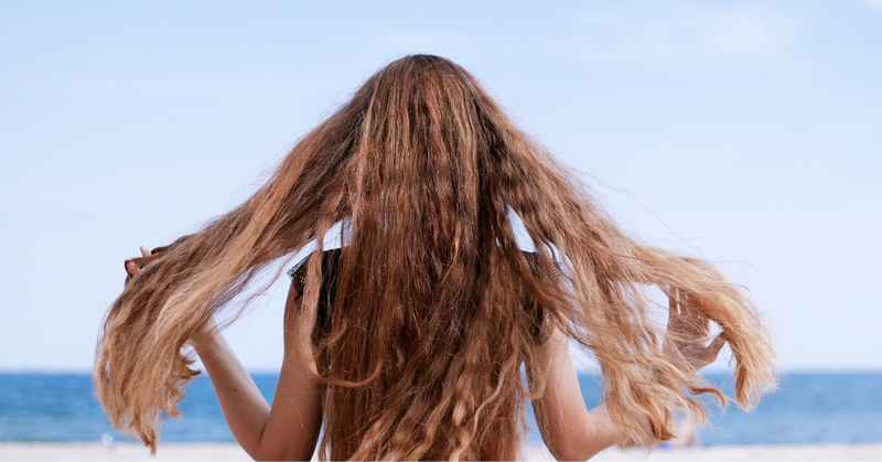 Capelli secchi e danneggiati dopo l’estate? La routine per recuperarli
